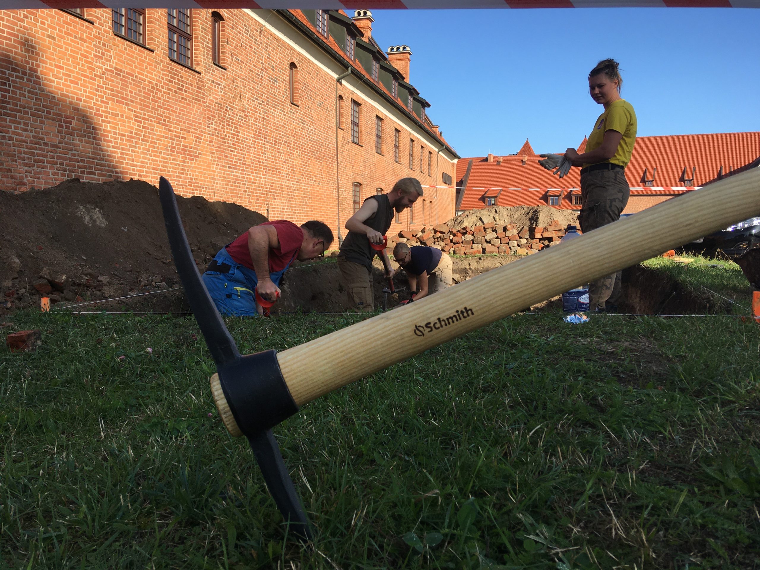 Archeolodzy w trakcie badań poszukiwawczych elbląskiego zamku